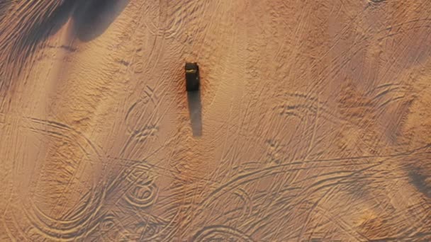 Внедорожник проезжает по краю холма желтовато-красивой дюны — стоковое видео