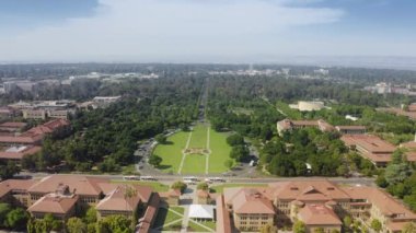 Stanford Üniversitesi Palo Alto, Kaliforniya 'daki kırmızı çatılar 