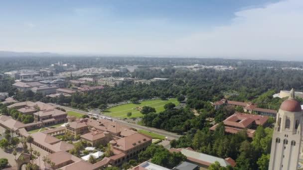 Edificios de techos rojos de la Cinematic Stanford University en Palo Alto, California, Estados Unidos — Vídeo de stock