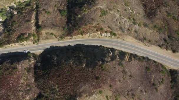 Overhead luchtfoto nieuwe sport auto 's rijden zigzag door lege berg snelweg 4K — Stockvideo