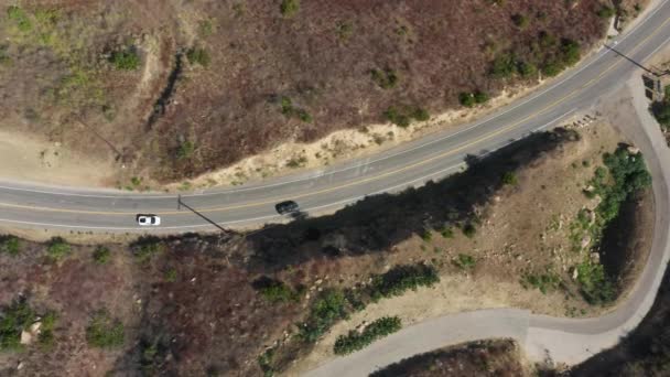 Overhead luchtfoto nieuwe sport auto 's rijden zigzag door lege berg snelweg 4K — Stockvideo