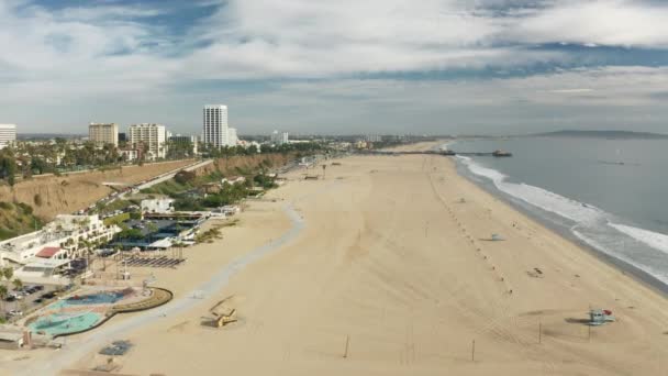 Världsberömda Santa Monica stranden, ocean pir på molnig sommardag 4K USA antenn — Stockvideo