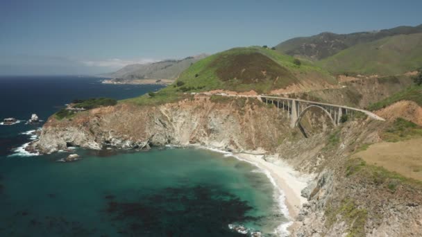 Cinematic California West Coast letecký pohled na krajinu, 4K malebné horské pobřeží — Stock video