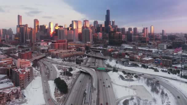 Epicki zachód słońca nad zimą Chicago centrum, Piękna antena Chicago nad autostradą — Wideo stockowe