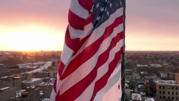 Cinemático primer plano halagador por el viento de invierno la bandera de los Estados Unidos de América — Vídeo de stock