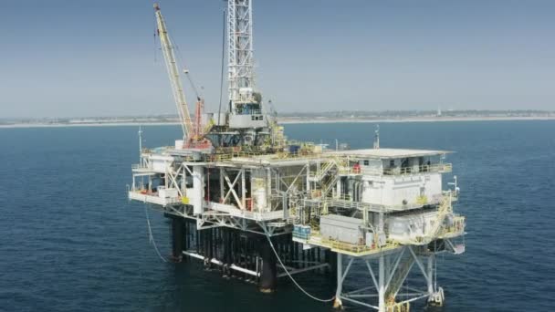 Offshore petrol ve doğalgaz şirketi, Merkezi işleme platformu ham gaz üretimi 4K — Stok video