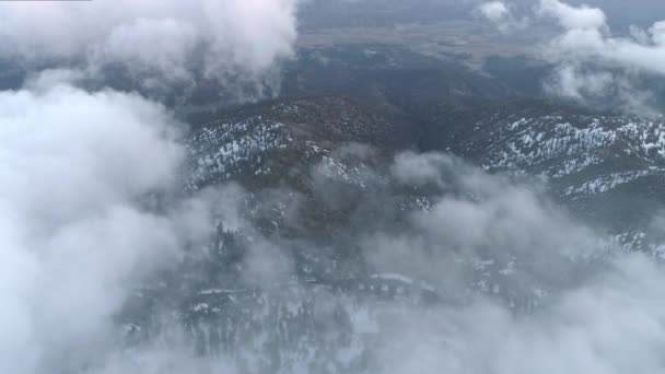 Aerial 4K winter wonderland, hutan pegunungan di bawah salju putih segar di bawah awan — Stok Video