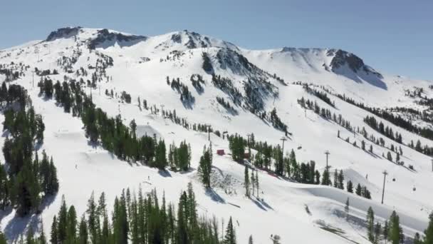 Κινηματογραφική Mammoth Mountain Ski Area θέρετρο εναέρια 4K, όμορφο βουνό χειμώνα — Αρχείο Βίντεο