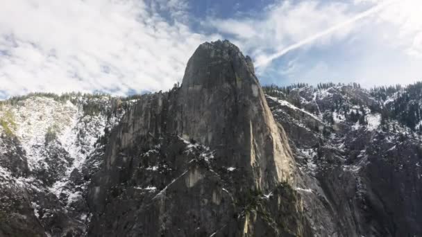 Imagens aéreas de uma vasta área selvagem com vales profundos e rochas de granito — Vídeo de Stock