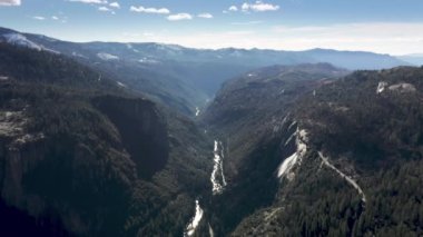 Yosemite Parkı 'nda gizli kanyonları olan büyüleyici alp panoramik manzarası.