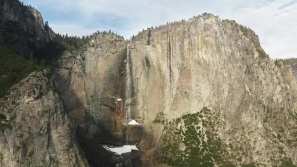 Famosos acantilados del Parque Nacional Yosemite formando belleza natural pacífica y salvaje — Vídeos de Stock
