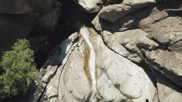 Şelalesi çağlayan vahşi dağlık manzaranın dramatik manzarası — Stok video
