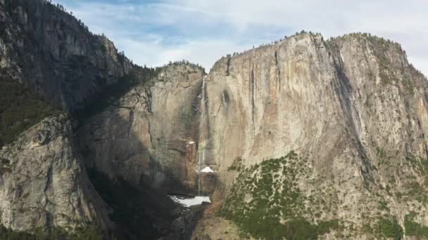 Vista aérea de la impresionante cascada con los tonos de trueno del agua que cae — Vídeos de Stock