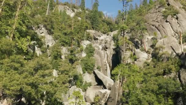 Imágenes de drones de las formaciones rocosas en cascada, cubiertas por un denso bosque verde — Vídeos de Stock