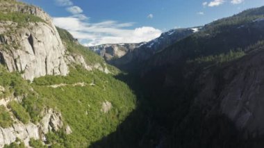 Uçsuz bucaksız bir çölde huzurlu bir köşenin havadan çekilmiş görüntüleri.