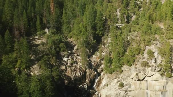 Alışılmadık kaya oluşumları vahşi ve el değmemiş doğal manzaralar oluşturuyor. — Stok video