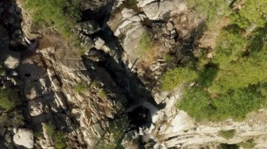 Yüksek granit duvar boyunca akan sularla dolu derin, resimsel bir kanyon.