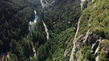 Yosemite Ulusal Parkı 'ndaki dağlık arazinin saf doğal güzelliği.