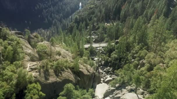 Luftaufnahme einer Straße durch dramatische alpine Landschaft in tiefer Schlucht — Stockvideo