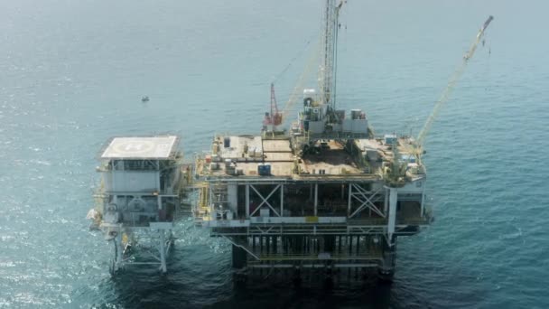 Légi felvétel a Csendes-óceáni olajfúró fúrótoronyról, gázolaj-ipar — Stock videók