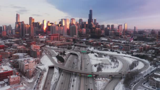 4К воздушный Чикаго Голд Кост городской пейзаж в холодный зимний день снегопад в центре города — стоковое видео