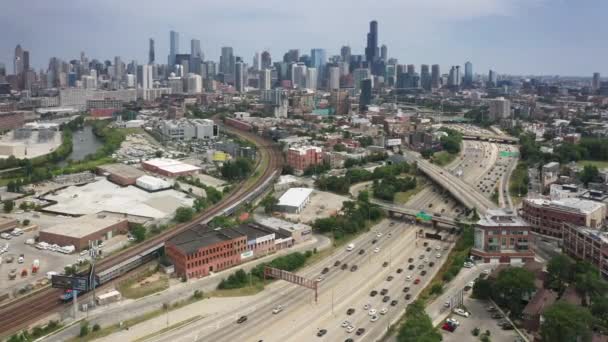 Luchtvaart snelweg en trein op spoorweg Chicago downtown panorama, 4K Verenigde Staten Illinois — Stockvideo