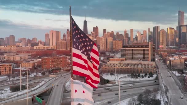 Крупный план американского флага льстит зимой Чикаго на фоне движения — стоковое видео