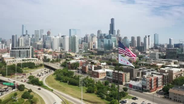 Amerikaanse vlag afzien van op Chicago wolkenkrabbers achtergrond, antenne drukke snelweg 4K — Stockvideo