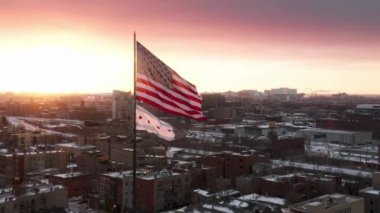 Pembe günbatımı arka planında rüzgarda dalgalanan yavaş Amerikan Bayrağı 4K