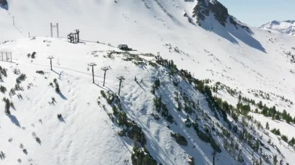 Malownicze pasmo górskie zimowy inspirujący krajobraz, latające epickie śnieżne zimne szczyty — Wideo stockowe