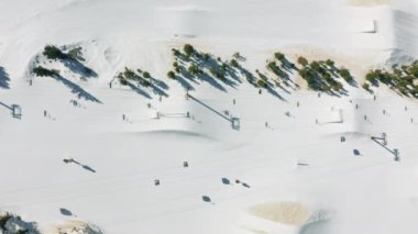 Mammoth Gölü Kayak Dağı 4K 'da kayakçıların ve snowboardcuların hava aracı görüntüleri.