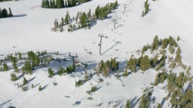 Kayakçıların ve snowboardcuların video görüntüleri, kayak şezlongundan alındı, USA 4K