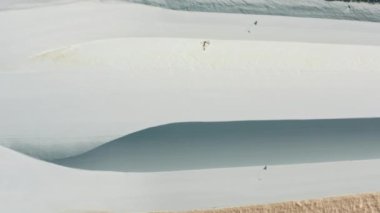 Uçan serbest sürücü, yarım boru slalom 'da snowboard yapıyor, yamaçtan atlıyor.
