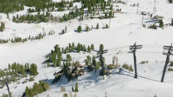 Ascensores en Mammoth estación de esquí de montaña, Personas montando ascensores nevados montaña de invierno — Vídeos de Stock