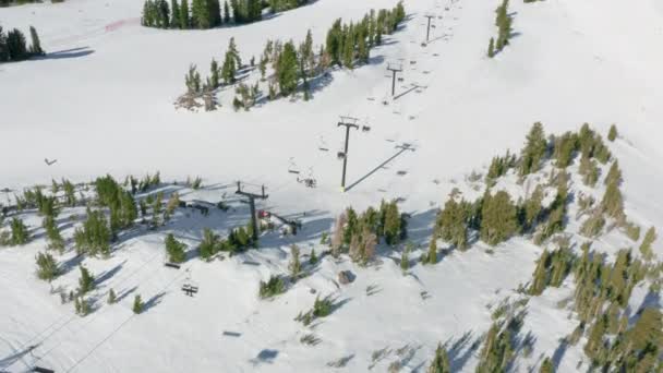 Imagens de vídeo de esquiadores e snowboarders, tiradas do teleférico de esqui, EUA 4K — Vídeo de Stock