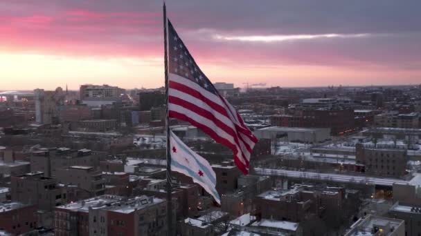 Американський прапор махаючи повільним рухом на рожевому заході сонця, зима 4K — стокове відео