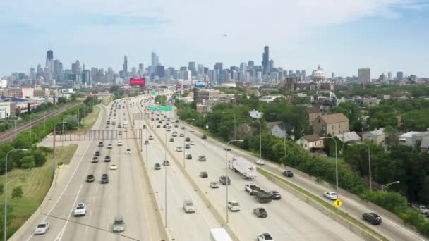 Σικάγο Cityscape το καλοκαίρι, Illinois ΗΠΑ, Εναέρια πολυσύχναστη εθνική οδό κατά τη διάρκεια της ώρας αιχμής — Αρχείο Βίντεο