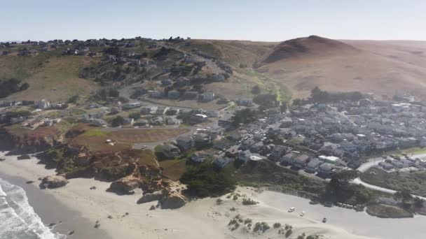 Kulligt landskap och bostadshus vid den orörda, vilda, sandiga stranden — Stockvideo