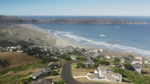 Imagini aeriene cu imobiliare de prestigiu, pe malul mării, în California de coastă — Videoclip de stoc