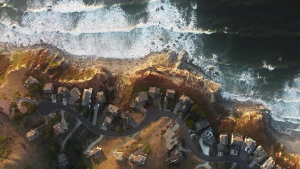Vista aérea de prestigiosa zona frente al mar con lujosa propiedad residencial — Vídeos de Stock
