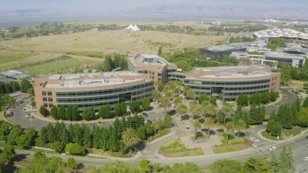 Complejo de oficinas centrales de Google, rodeado de exuberante vegetación verde — Vídeos de Stock
