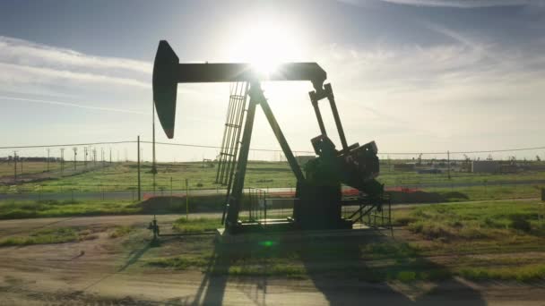 Oliepomp jack werken op olie goed groen veld in de zomer, Olie productie in de VS — Stockvideo
