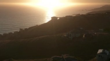 Sonsuz, kudretli okyanusun kıyısındaki manzaralı yaz mevsimi, yukarıdan görüldüğü gibi.