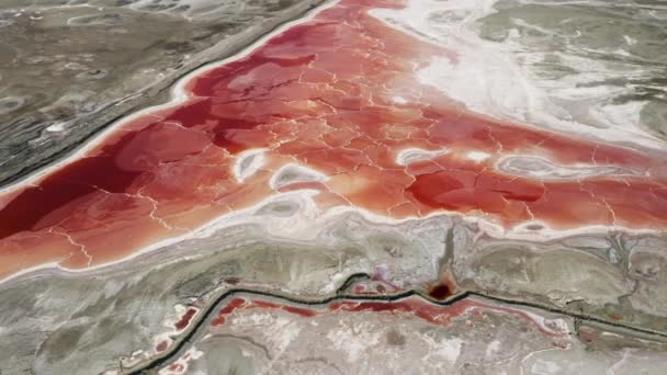Dron z powietrza widok na stare Salt górnicze jezioro mineralne z różową pomarańczową i czerwoną wodą — Wideo stockowe