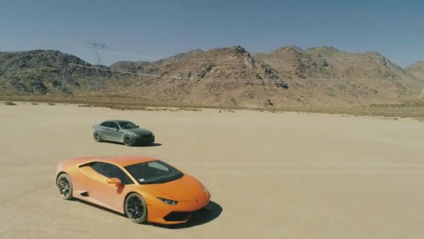 Вид Воздуха Два Экзотических Спортивных Автомобиля Середине Сухой Пустыни Горы — стоковое видео