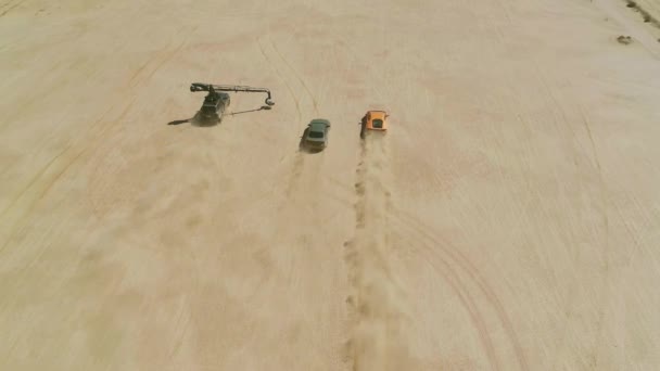 在阳光明媚的夏日 空中拍摄专业拍摄过程 开车路过沙漠的跑车带着电影胶片的尘云 黑色Suv车辆 装有摄像头起重机 记录快速车辆 — 图库视频影像