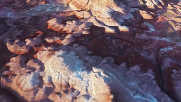 Incrível aéreo colorido picos deserto de arenito destacado luz do sol dourado — Vídeo de Stock