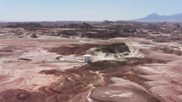 Astronautas explorando el planeta rojo Marte, dron volando alrededor de la estación base espacial 4K — Vídeo de stock