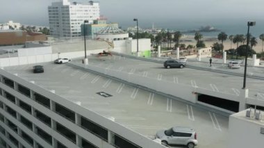 İki egzotik spor araba üst düzey otopark, Santa Monica 'da.