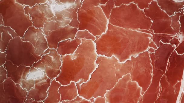 Increíble patrón rojo de fondo aéreo de arriba hacia abajo con textura de superficie de sal blanca — Vídeo de stock
